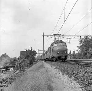 150932 Afbeelding van het electrische treinstel nr. 718 (mat. 1954, plan F, Hondekop) van de N.S. te Utrecht ...